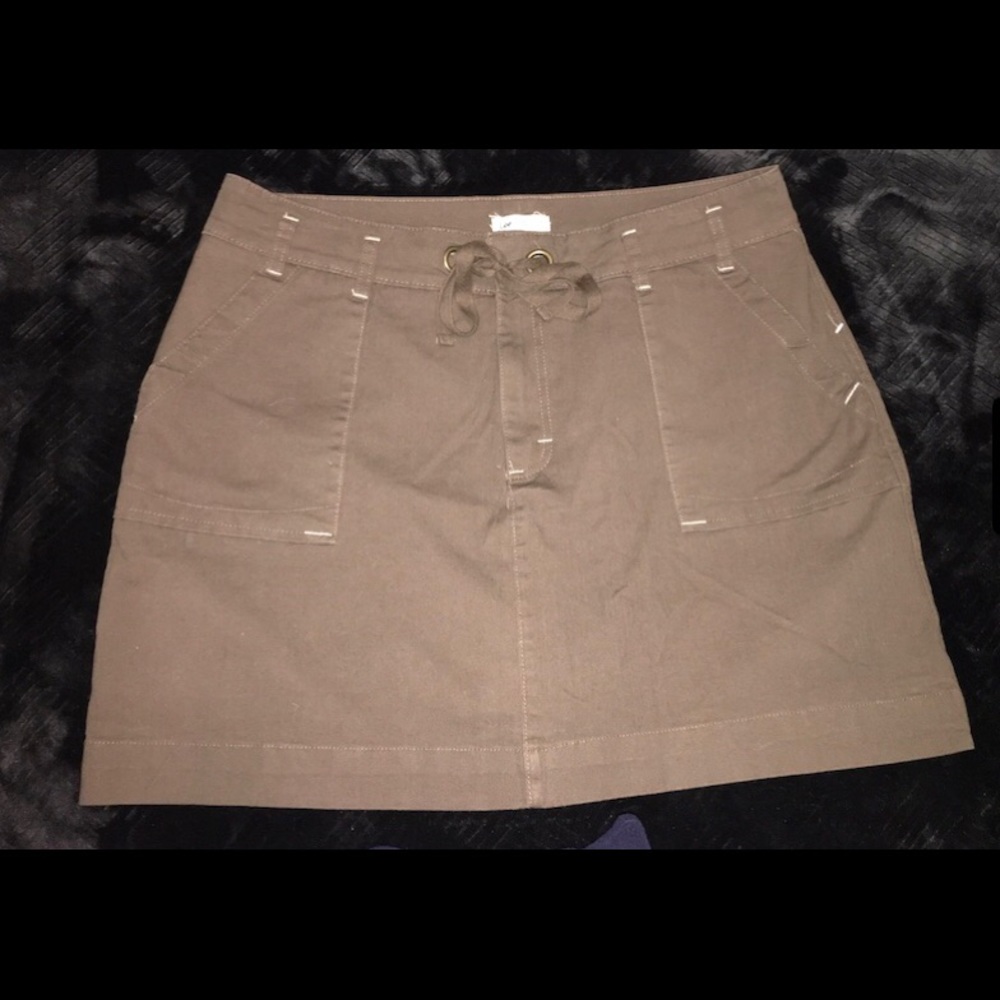 Lee Skort